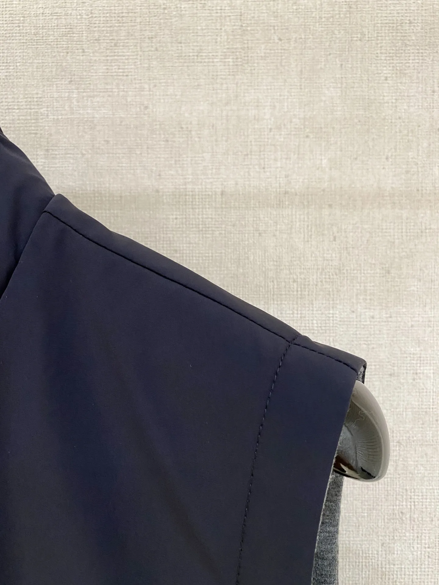 Loro Piana Reversible Stand-up Collar Vest Fabric: The front is made of high-elastic anti-wrinkle functional windproof fabric, which is smooth and waterproof, waterproof and stain-resistant, not easy to wrinkle, light and crisp; the back is made of worsted wool knitted fabric, which is soft to the touch and skin-friendly, breathable and constant temperature, one pair of fabrics, taking into account outdoor practicality and home leisure comfort, it is an old-money classic Italian commuter fabric. Design highlights: Double-wear dual-style design, the functional side is smart and business-like, and the knitted side is soft and elegant, allowing you to switch between two atmospheres when wearing one set; The brand logo is embroidered with the same color on the left chest, which is low-key and subtle, unobtrusive and highlights the texture; Brown trim strips are spliced ​​on the side of the pocket, with metal snaps, and the light luxury details are full; The collar is closed with contrasting brown and yellow striped ribs, and the hem has drawstring adjustments on both sides to tighten the fit. Version and structure: Improved high stand-up collar tailoring, fits the neck without getting stuck, and modifies the shoulder and neck lines; Slightly loose straight cut, accommodates all body shapes, can be worn with shirts, polo, and thin knitted fabrics without restraint; Symmetrical welt pockets with metal snap buckles for stable storage of items and preventing them from slipping. Style positioning: Light business commuting, Premium casual, outdoor travel wear, minimalist, low-key and noble, Versatile is a must-have item for mature men. Color: Black, Navy Blue (the reverse side is Gray knitted surface) Sizes: M-4XL